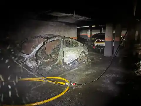 Imagen 1 de El incendio de dos coches en un garaje de Colmenar Viejo obliga a desalojar a 150 personas