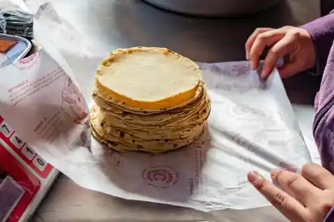 Imagen 1 de La primera tortillería de maíz nativo en Ciudad de México, abierta hace poco junto a una cárcel, lucha por sobrevivir