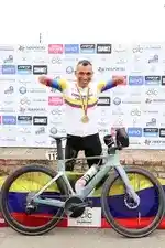 Imagen 1 de Juan José Florián, 'Mochoman', el ciclista del Movistar al que una bomba de las FARC dejó sin manos y sin una pierna:  "El humor es básico en mi vida"