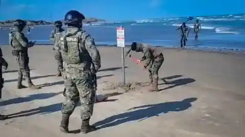 Imagen 1 de La Marina retira seis letreros en una playa de Tamaulipas que advertían que la zona era propiedad de la Defensa estadounidense