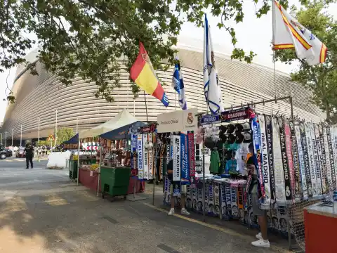 Imagen 1 de Los vendedores del Bernabéu denuncian al Ayuntamiento de Madrid por el traslado de sus puestos históricos