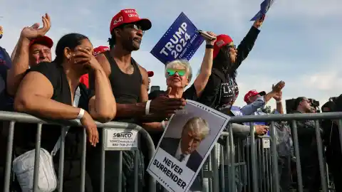 Imagen 1 de La opinión favorable a Trump entre los latinos cae drásticamente del 44% al 25%