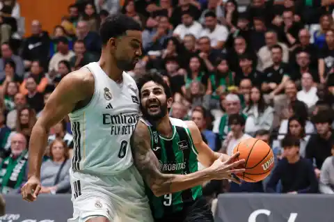 Imagen 1 de El Real Madrid vence al Joventut en un apasionante partido en el Olímpic