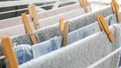 Imagen 1 de Buenas noticias para los que tienen la ropa mojada en casa durante días: este cubre tendedero con calefactor hará que se seque antes