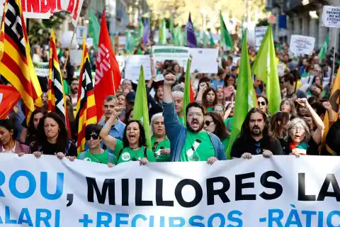 Imagen 1 de Miles de profesores se manifiestan en Barcelona para reclamar mejoras en las condiciones laborales