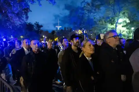 Imagen 1 de Rosalía presenta su nuevo disco ‘Lux’ en una fiesta privada en Barcelona