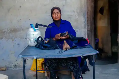 Imagen 1 de Conductoras, barberas o zapateras: la crisis económica abre a las nigerianas las puertas de oficios dominados por los hombres