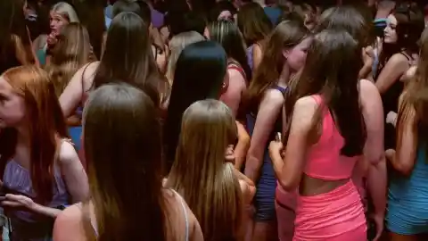 Imagen 1 de Brackets y purpurina: la adolescente moderna bajo la lupa de la fotografía, el cine y la moda