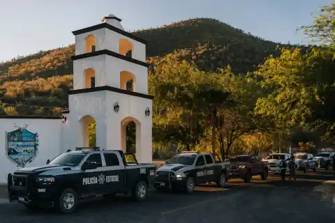 Imagen 1 de Oro, armas y carteles: la batalla por una mina mexicana de mil millones de dólares