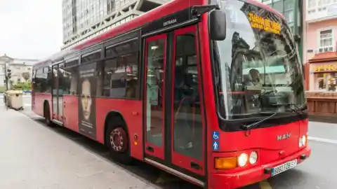 Imagen 1 de Varios autobuses aparecen con pintadas y ruedas pinchadas en A Coruña el día antes de la huelga en el transporte