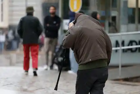 Imagen 1 de La borrasca ‘Benjamín’ pone en aviso a 14 comunidades, con vientos y oleaje de riesgo extremo en el norte