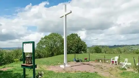Imagen 1 de El Vaticano concluye que Jesús ni se apareció ni ordenó erigir una cruz de 738 metros en un pueblo de Francia
