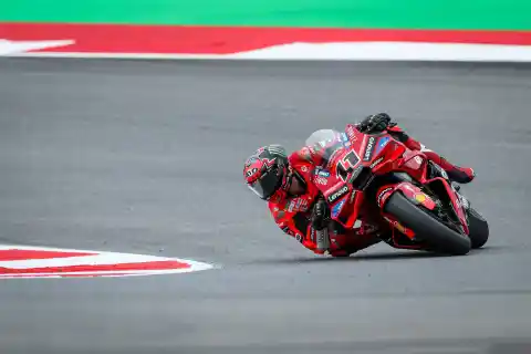 Imagen 1 de ¿Qué se siente al pilotar la moto del campeón del mundo? Menos disfrute del que cabría esperar