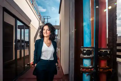 Imagen 1 de María García, diseñadora de electrolineras: “La ‘cuñadez’ que más me dicen sobre los coches eléctricos es que sus baterías contaminan”