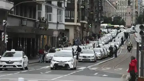 Imagen 1 de El conflicto entre los taxis y los VTC llega a Bilbao, con el centro de la ciudad bloqueado por la protesta