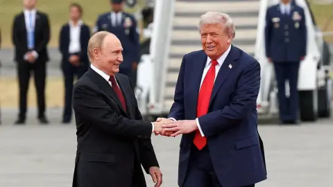 Imagen 1 de Trump y Putin hacen la pinza a Ucrania y abocan a Zelenski a ceder a los 28 puntos de EEUU o depender únicamente de la UE
