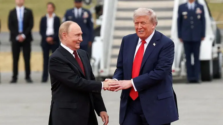 Imagen 1 de Trump y Putin hacen la pinza a Ucrania y abocan a Zelenski a ceder a los 28 puntos de EEUU o depender únicamente de la UE
