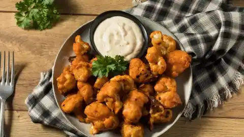 Imagen 1 de Alitas de coliflor al estilo Buffalo: crujientes, picantes y 100 % vegetales