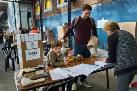 Imagen 1 de Elecciones legislativas en Argentina 2025, en vivo | La participación electoral es del 41% a tres horas del cierre de los colegios en Argentina
