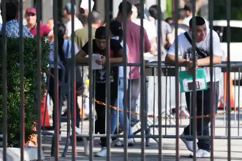Imagen 1 de “Estoy enojada con mi presidente”: los votantes de Trump en Florida afrontan los efectos de sus políticas a un año de las elecciones