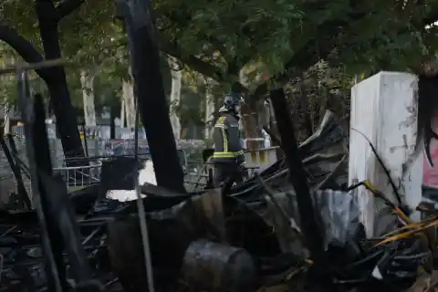 Imagen 1 de Al menos dos heridos en el incendio de un asentamiento de chabolas en Barcelona