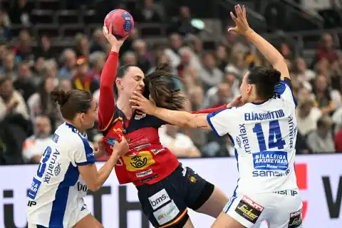 Imagen 1 de España gana con susto a Islandia y todavía se aferra a las matemáticas en el Mundial femenino de balonmano