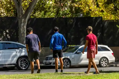 Imagen 1 de Un hombre rocía con gas pimienta a tres menores migrantes en los alrededores del centro de acogida de Hortaleza