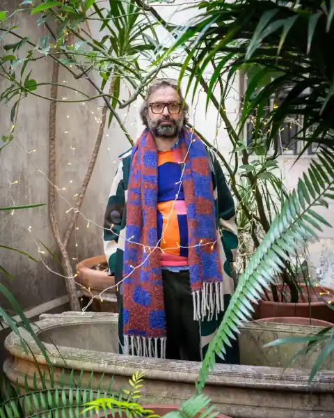 Imagen 1 de Emanuele Coccia, un filósofo observa la moda: “Los grandes  grupos del lujo intentan mantener vivo lo que murió hace tiempo”