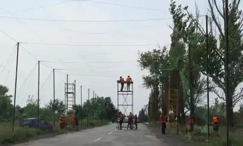 Imagen 1 de Ucrania y Rusia cubren sus carreteras en el frente con redes para parar a los drones enemigos