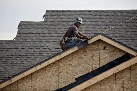 Imagen 1 de La Administración Trump reduce de 5 años a 18 meses la duración de los permisos de trabajo de solicitantes de asilo y refugiados