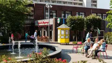 Imagen 1 de “Los usuarios viven en sus casas, van al súper, al gimnasio y al bar”: Hogeweyk, el sorprendente pueblo holandés para personas con demencia
