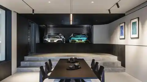 Imagen 1 de La exclusiva casa en Tokio en la que los deportivos se lucen como una obra de arte