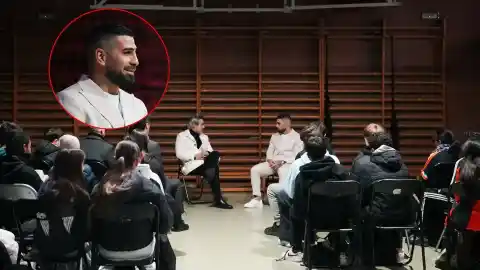 Imagen 1 de Ilia Topuria, en un instituto de Vallecas: "No tienes que complacer a nadie y pensar en lo que es bueno para ti"