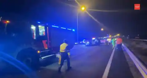 Imagen 1 de Muere un hombre de 49 años al chocar su coche contra un camión en la M-50 en Fuenlabrada