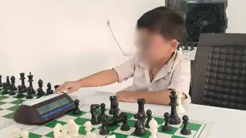 Imagen 1 de El niño prodigio Sarwagya Singh Kushwaha, de tres años, se convierte en el jugador de ajedrez más joven con una calificación oficial