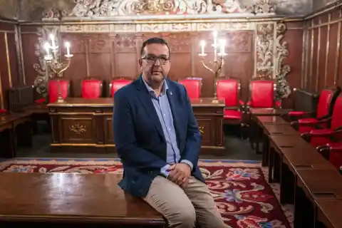 Imagen 1 de El alcalde de Vic (Junts) culpa la inmigración de la “saturación” de los servicios públicos