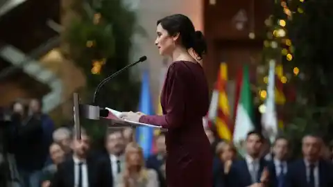 Imagen 1 de Ayuso apela a la unidad que hizo posible la Constitución y pide "reiniciar" la Nación: "¿Dónde vamos partidos?"