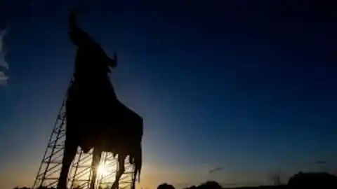 Imagen 1 de Las juventudes de Sortu derriban el último toro de Osborne que quedaba en Euskadi