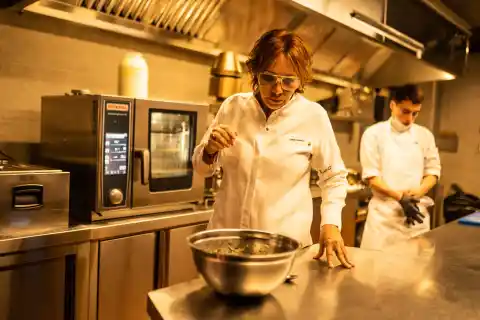 Imagen 1 de La cocinera Leonor Espinosa se lanza al Congreso por el Partido Liberal: “Todo lo que hago a través de la cocina es política”