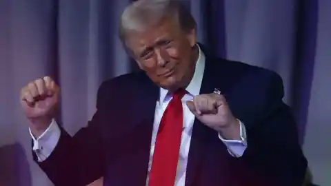 Imagen 1 de Trump lo vuelve a hacer: suena Village People y realiza su clásico 'shimmy' durante el sorteo del Mundial