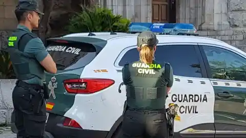 Imagen 1 de Cuatro guardias civiles heridos tras ser embestidos por un vehículo en Cádiz