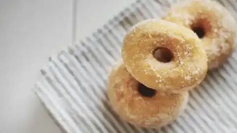 Imagen 1 de Saben a donut casero: así son las esponjosas rosquillas árabes con yogur