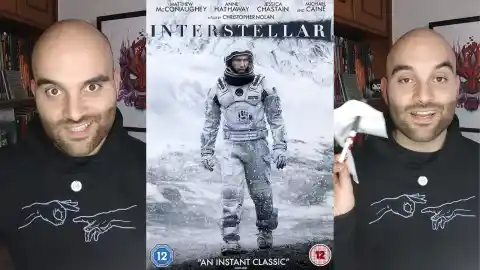 Imagen 1 de La ciencia tras el papel atravesado por un boli que muestra los agujeros de gusano entre universos de 'Stranger Things'