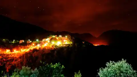 Imagen 1 de El pueblo de Portugal que se convierte en una 'Aldea de Navidad' ecológica: 170 habitantes y una decoración de cuento de hadas