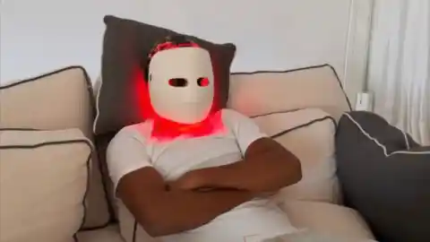 Imagen 1 de La imagen viral de Lamine Yamal: con una máscara en la cara y luz led roja viendo el sorteo del Mundial 2026