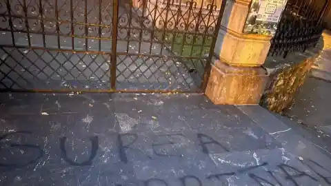 Imagen 1 de Tras el derribo del toro de Osborne… se llevan la bandera española de la Casa de Juntas de Gernika