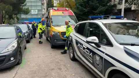 Imagen 1 de Una mujer muere tras precipitarse desde un décimo piso en Madrid junto a sus dos hijos de 3 años, heridos de gravedad