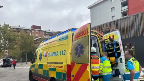 Imagen 1 de Muere una mujer tras precipitarse desde un décimo piso con sus dos hijos de 3 años, ambos muy graves