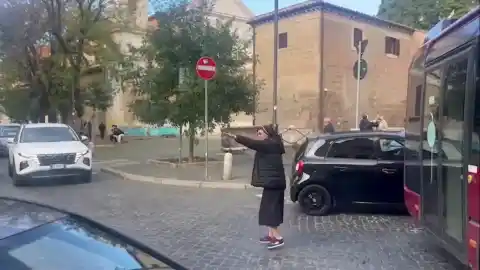 Imagen 1 de El sorprendente vídeo de una monja que controla el tráfico junto al Coliseo de Roma