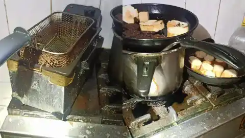 Imagen 1 de La Policía de Alcorcón inspecciona un bar con deficiencias higiénicas: "Esas croquetas tienen partículas de hace 40 años"